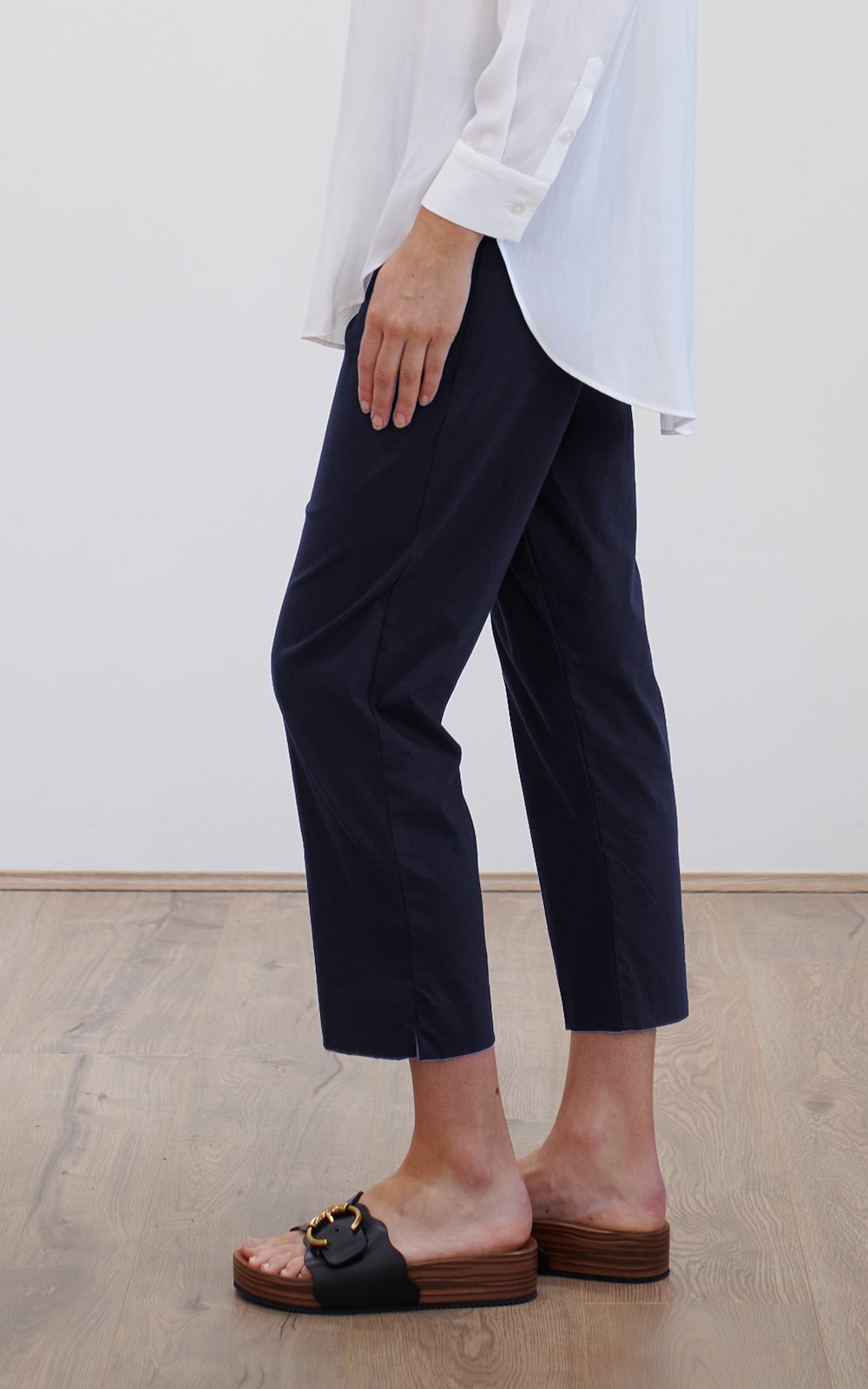 Cropped Pant product photo.