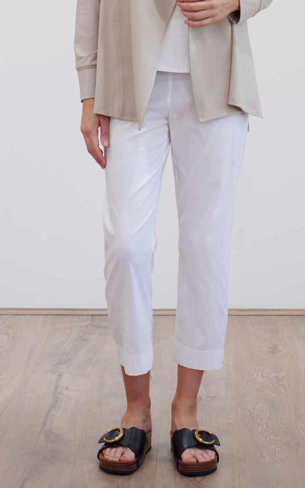 Cropped Pant product photo.