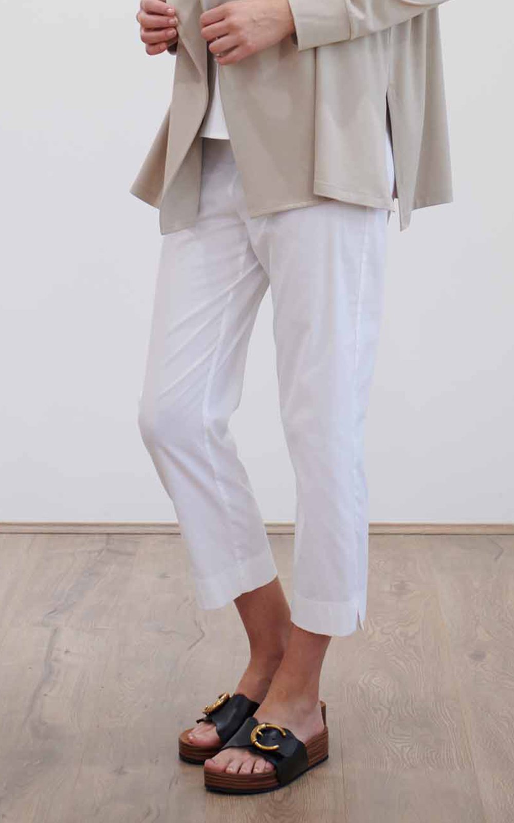 Cropped Pant product photo.