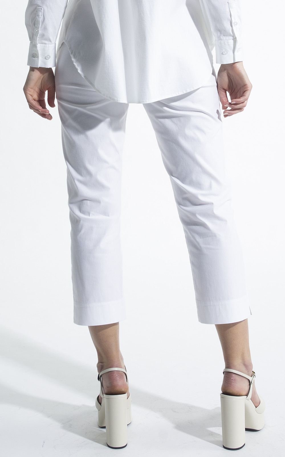 Cropped Pant product photo.