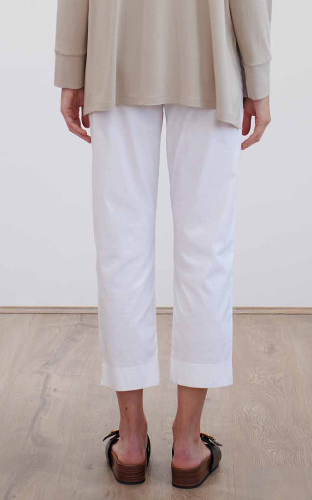 Cropped Pant product photo.