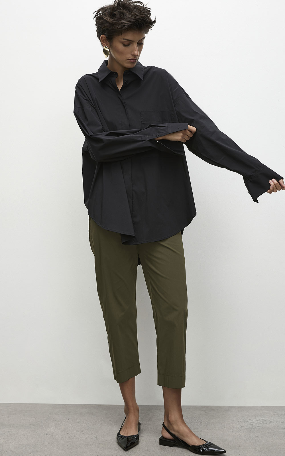 Cropped Pant product photo.