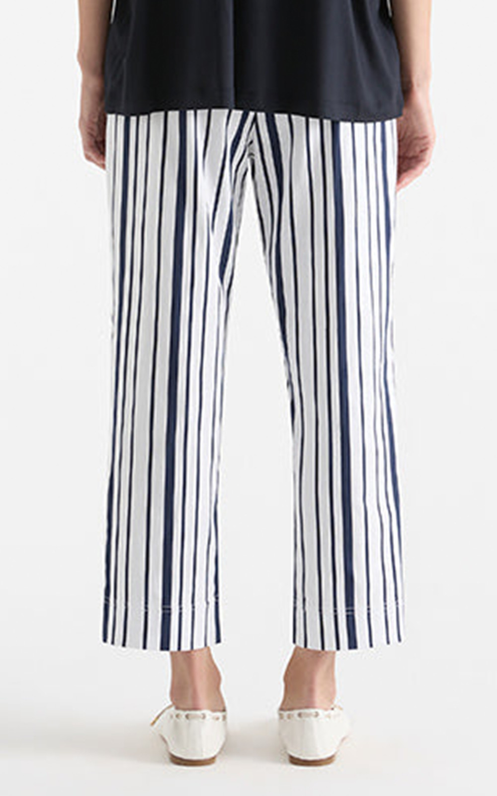 Cropped Shell Pant product photo.