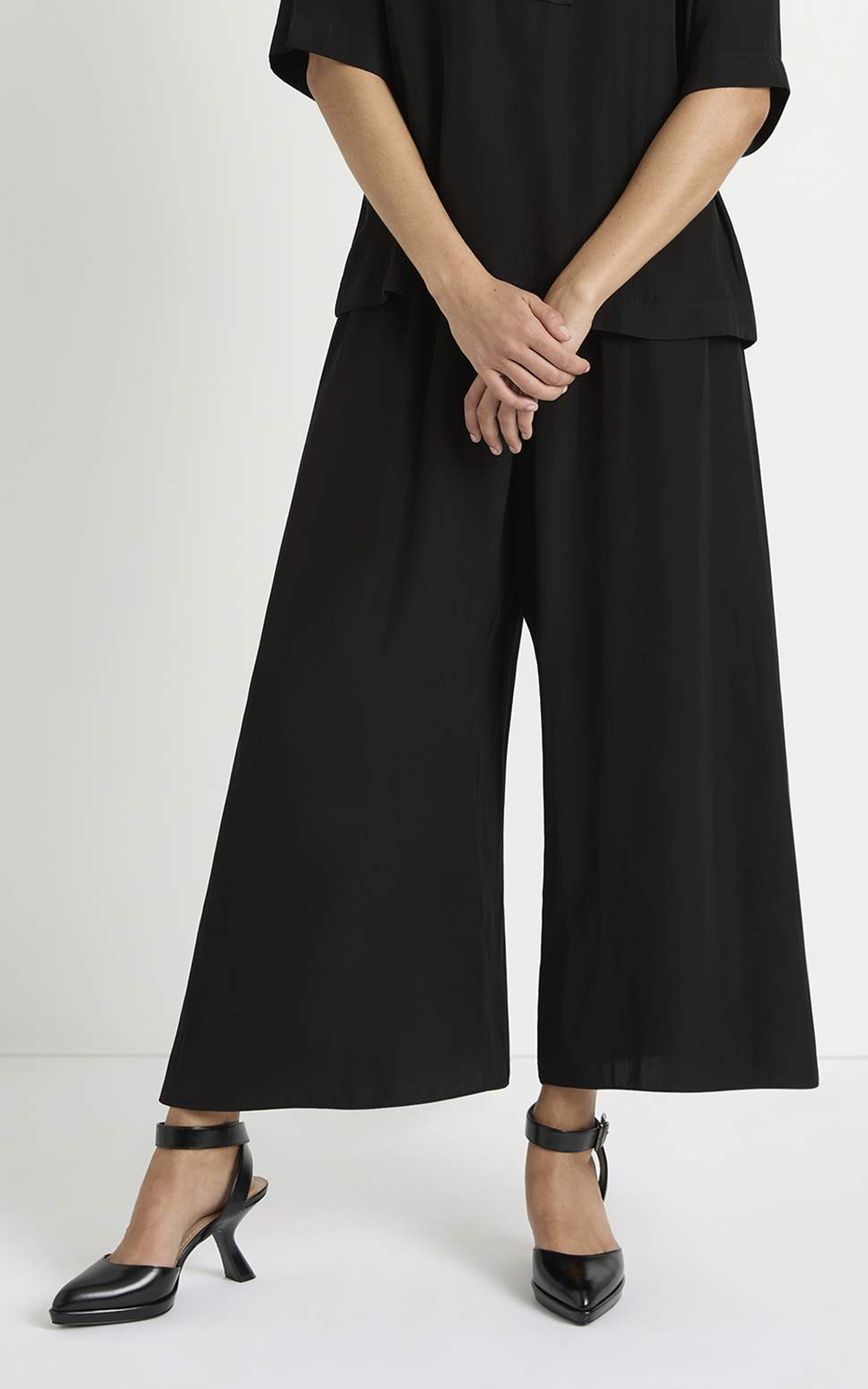 Dubai Pant product photo.