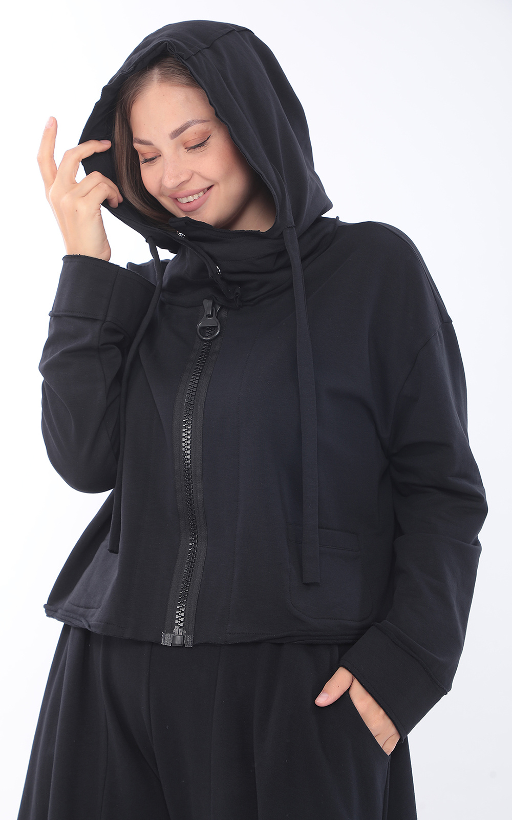 Sehir Cropped Zip Jacket product photo.