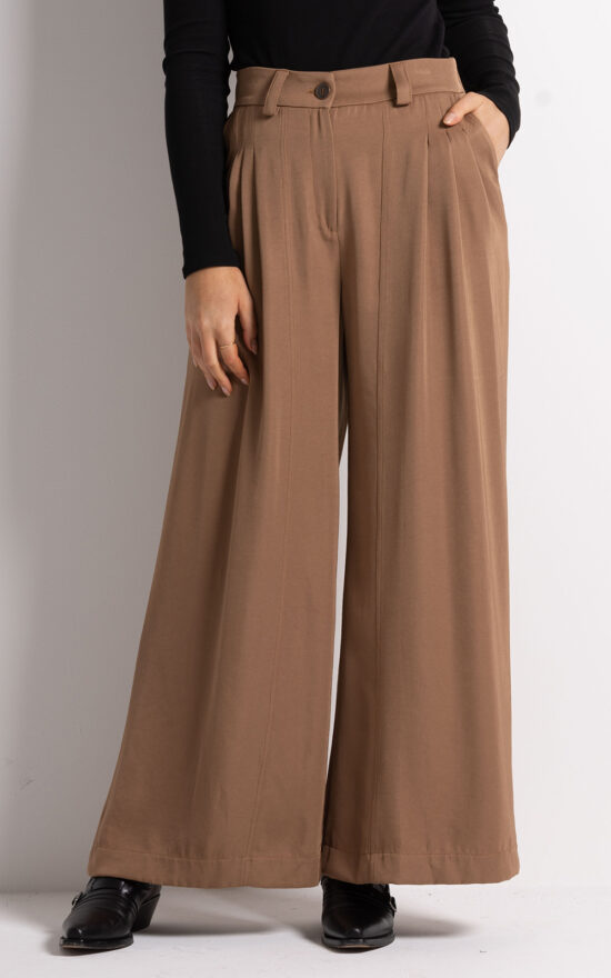 Lili Wide Leg Pant product photo.