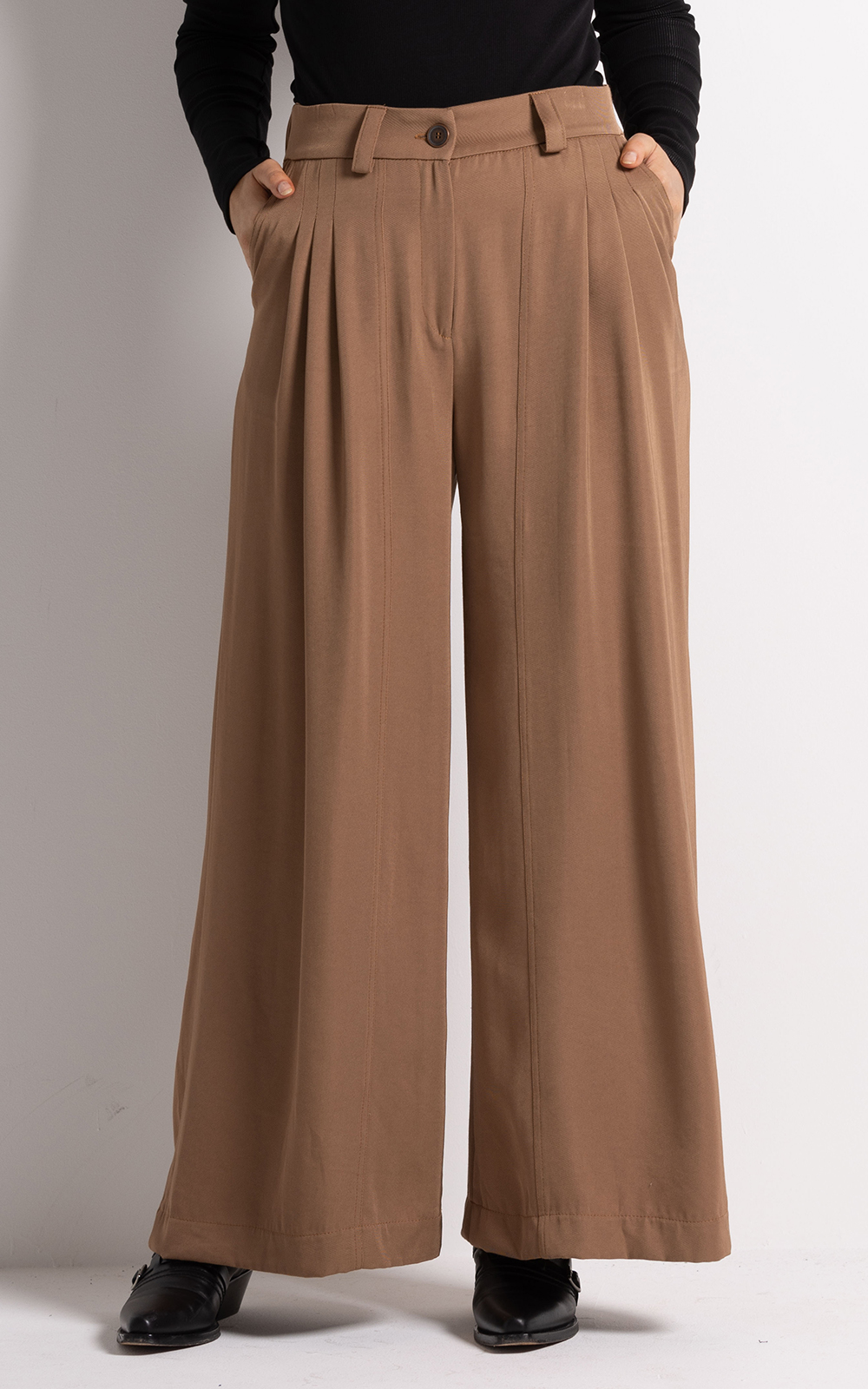 Lili Wide Leg Pant product photo.