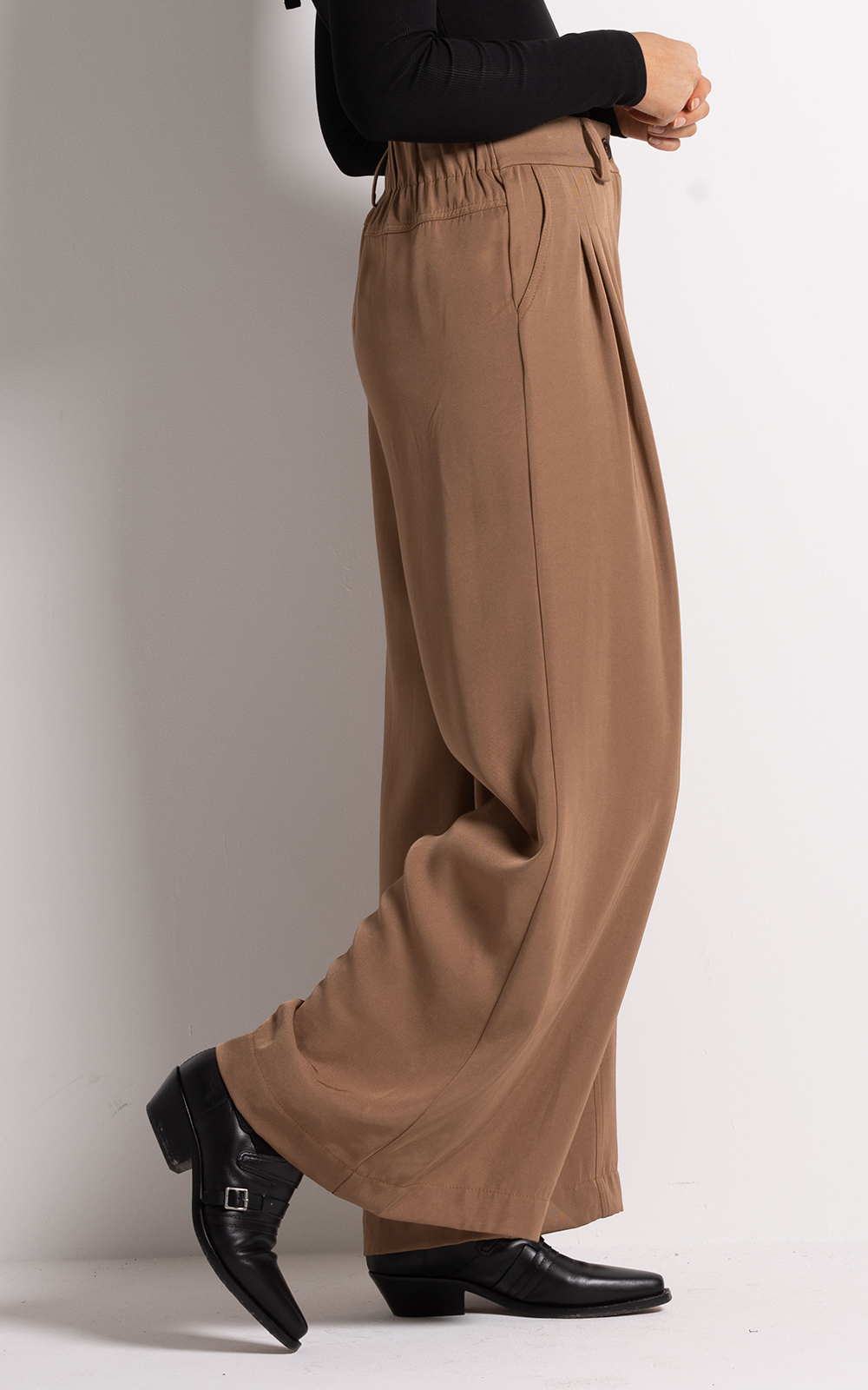 Lili Wide Leg Pant product photo.