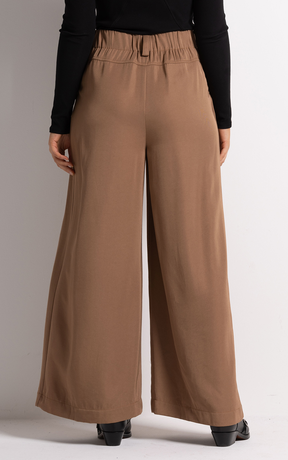 Lili Wide Leg Pant product photo.