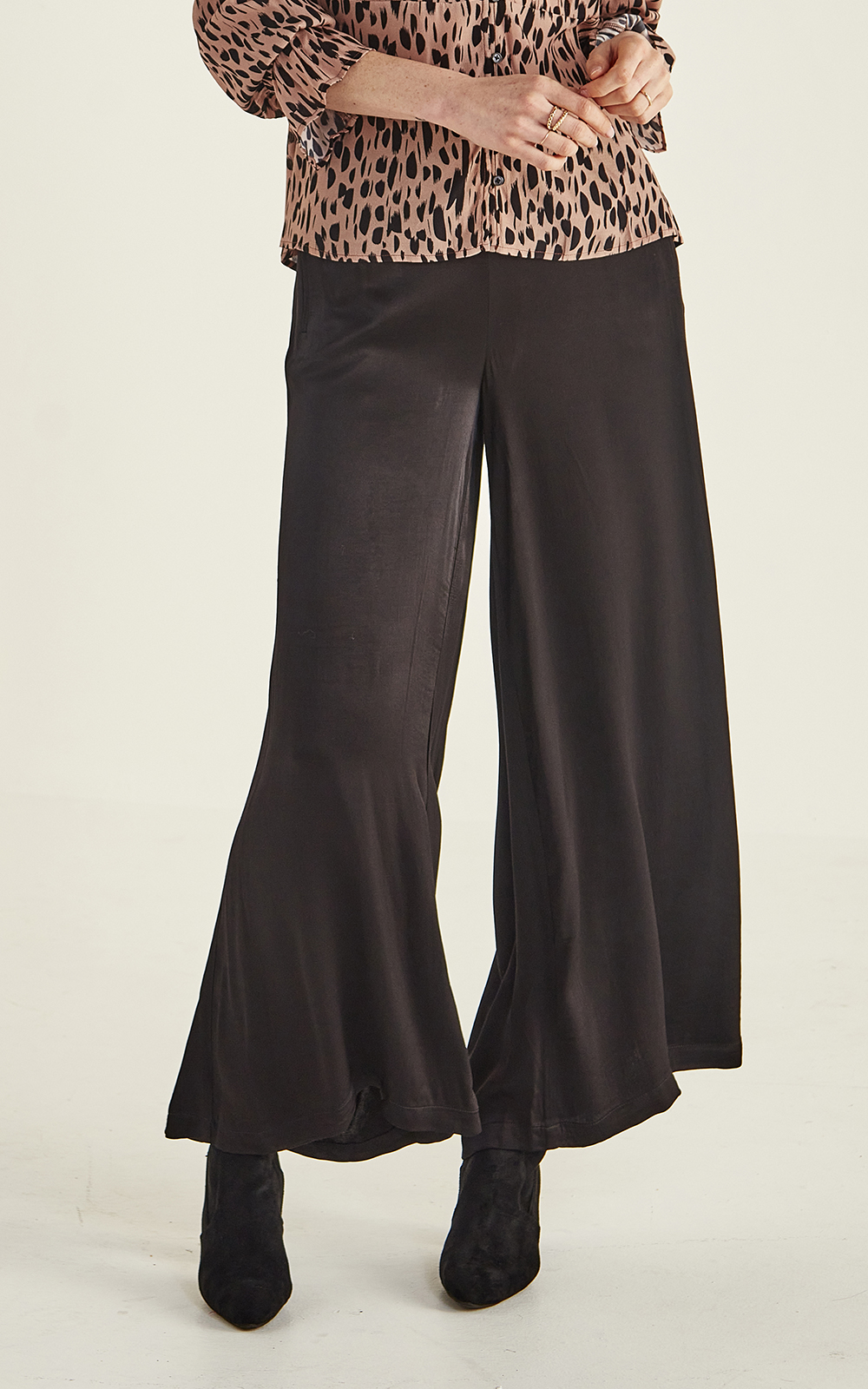 Lucianna Pant product photo.