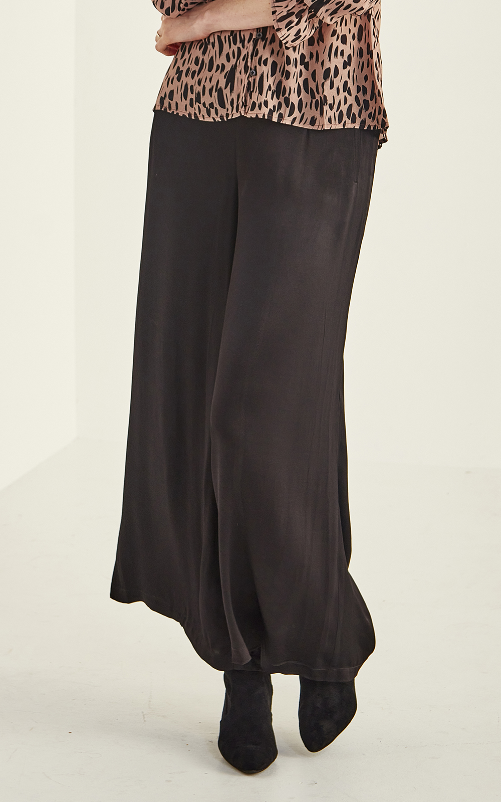 Lucianna Pant product photo.