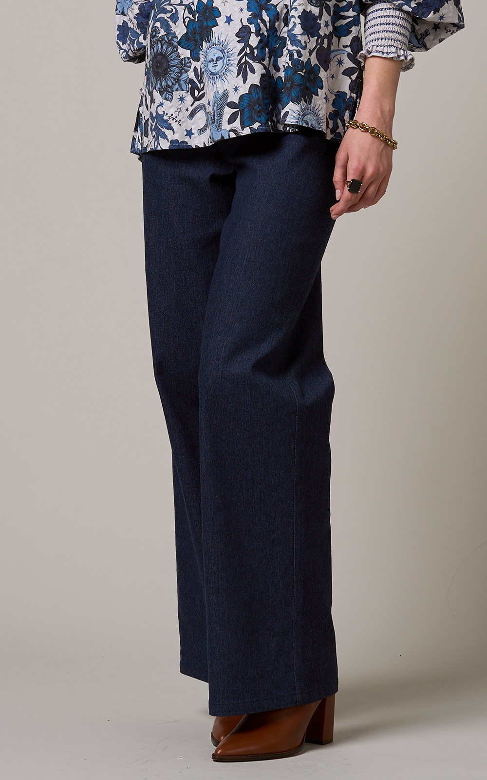 Sutton Pant product photo.