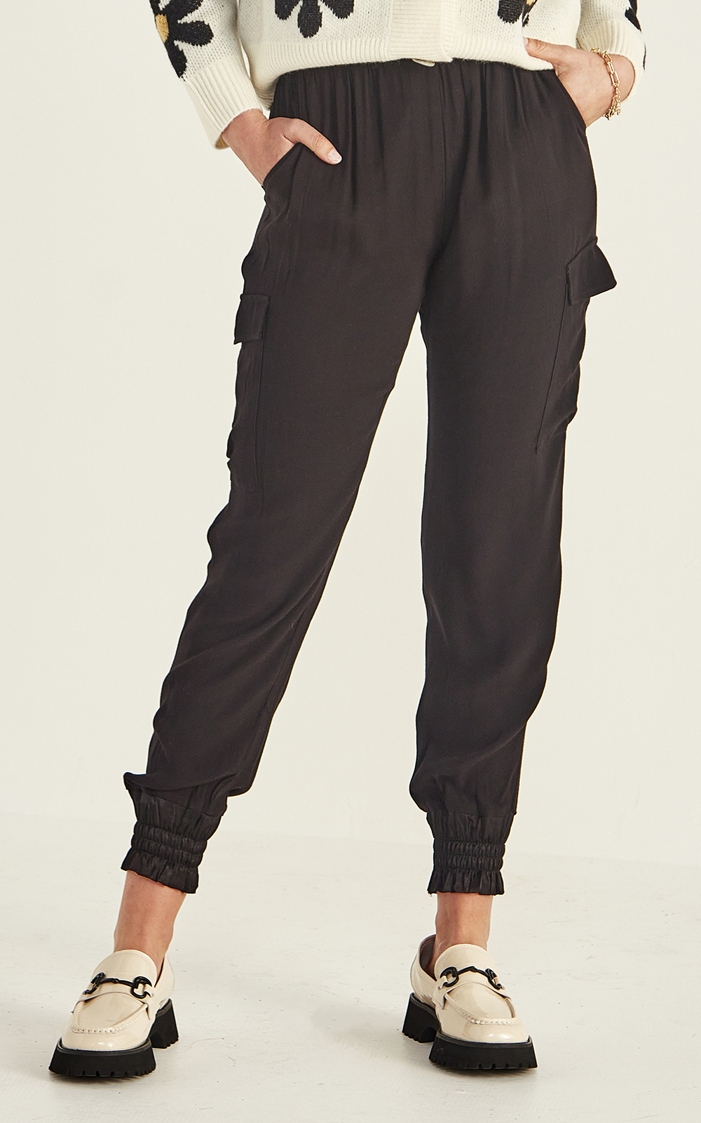 Leah Pant product photo.