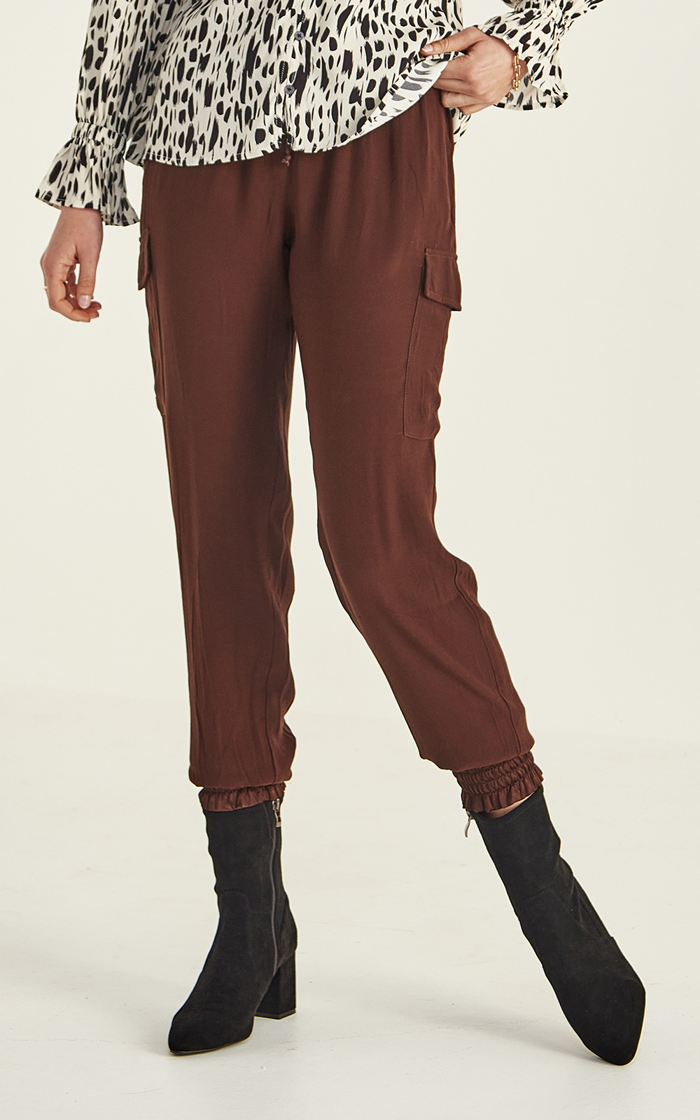 Leah Pant product photo.