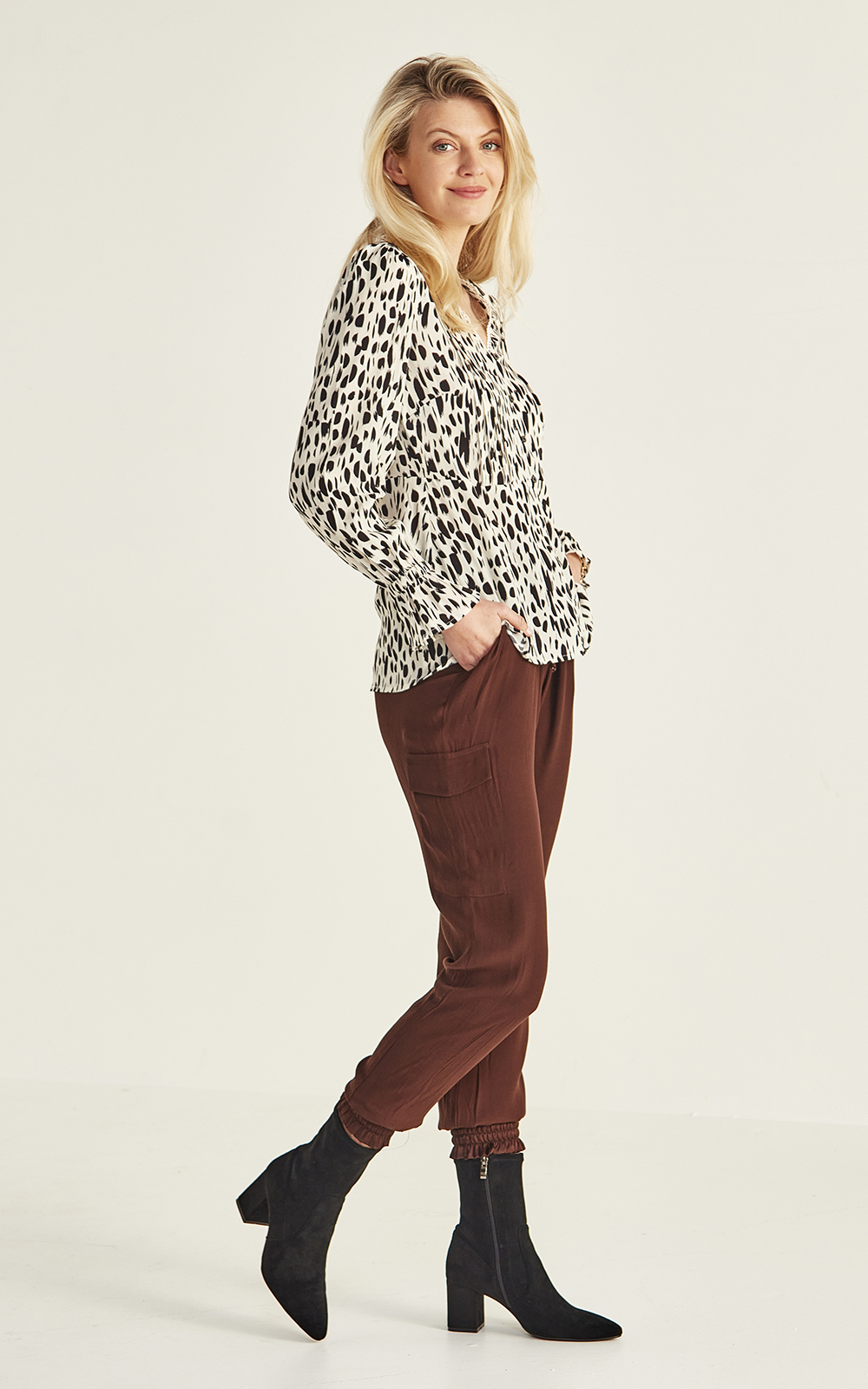 Leah Pant product photo.