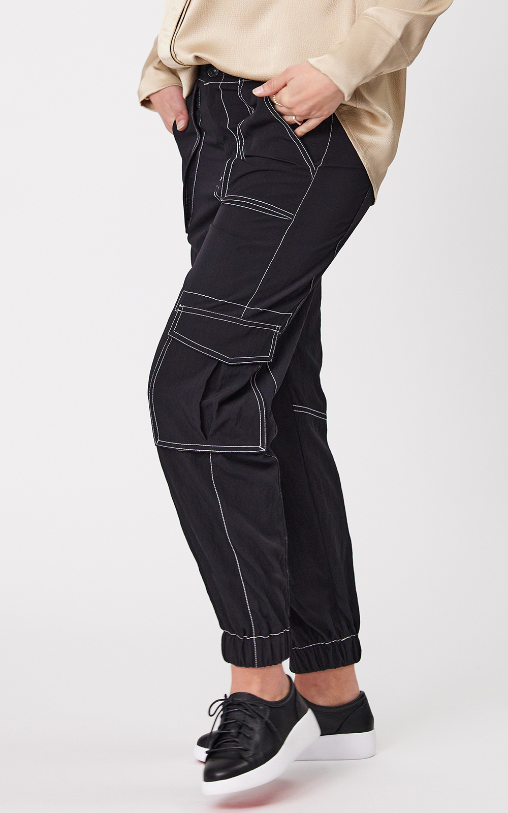 Dee Pant  product photo.